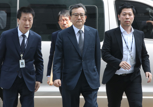 구속 기로에 선 김학의 전 법무부 차관      (서울=연합뉴스) 임헌정 기자 = 1억6천만원대 뇌물수수·성접대 혐의를 받는 김학의 전 법무부 차관이 16일 오전 서울 서초구 서울중앙지법에서 열린 구속 전 피의자 심문(영장실질심사)에 출석하기 위해 법정으로 향하고 있다. 2019.5.16      kane@yna.co.kr  (끝)